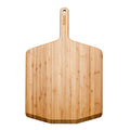 Eine 16" große Ooni Pizzaschaufel aus Holz mit rechteckigem Paddel und einem Griff mit einem Loch an der Oberseite zum Aufhängen. Die Oberfläche weist eine natürliche Holzmaserung auf und das Wort „Ooni“ ist nahe der Griffbasis eingeprägt, was sie perfekt zum Schneiden und Backen macht.