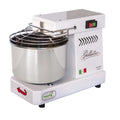 Der Famag Grilletta IM 5 Spiralkneter, ein weißer elektrischer Standmixer, verfügt über eine Rührschüssel aus hochwertigem Edelstahl und einen Drahtschutz. Der professionelle Spiralkneter verfügt über Bedienknöpfe und ein kleines Symbol der italienischen Flagge neben dem Markennamen „Grilletta“ auf der Vorderseite. Ein Pfeilaufkleber an der Basis zeigt die Mischrichtung an.
