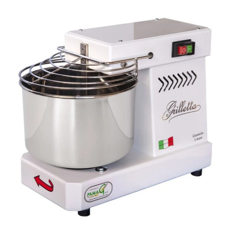 Der Famag Grilletta IM 5 Spiralkneter, ein weißer elektrischer Standmixer, verfügt über eine Rührschüssel aus hochwertigem Edelstahl und einen Drahtschutz. Der professionelle Spiralkneter verfügt über Bedienknöpfe und ein kleines Symbol der italienischen Flagge neben dem Markennamen „Grilletta“ auf der Vorderseite. Ein Pfeilaufkleber an der Basis zeigt die Mischrichtung an.