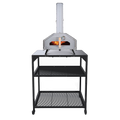 Ein silberner Ooni-Pizzaofen mit Kamin steht auf einem schwarzen Ooni Modultisch Gross von Ooni, der mit zwei Ablagen ausgestattet ist und sich ideal für jede Outdoor-Küche eignet. Im Inneren des Ofens glüht das Feuer, und an der Vorderseite befindet sich eine Temperaturanzeige.