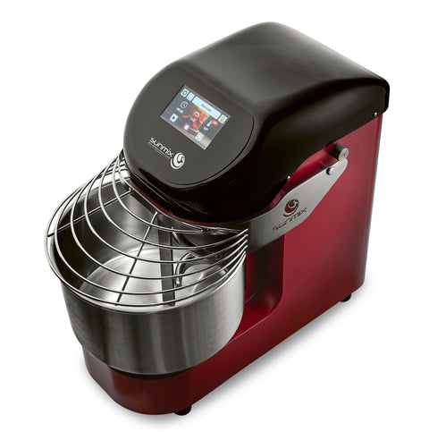 Eine elegante, moderne Küchenmaschine von Sunmix mit dem Touchscreen der professionellen Teigmaschine Sunmix EVO6 Line mit glänzendem schwarzen Oberteil und rotem Unterteil. Sie verfügt über ein digitales Display auf dem Bedienfeld. Die Maschine hat eine große Edelstahlschüssel mit Schutzgitter und eine robuste Konstruktion, perfekt für die Verarbeitung verschiedener Teigarten.