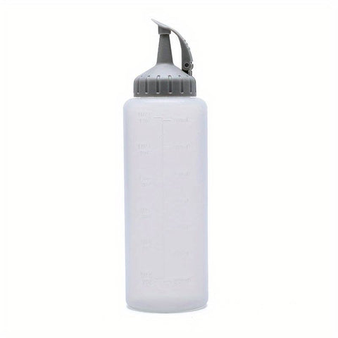 Eine durchsichtige Quetschflasche aus lebensmittelechtem Kunststoff mit Messmarkierungen, einem grauen Deckel und einer Tülle mit Schutzkappe. Diese praktische Küchenhilfe steht leer und aufrecht vor einem schlichten weißen Hintergrund. Wir präsentieren die Pizzalovers Dosierflasche (350 ML).