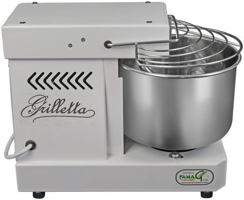 Bild eines weißen Famag Grilletta IM 5 Spiralkneters. Das Gerät verfügt über eine hochwertige Edelstahlschüssel mit einem schützenden Metallschutz. Der Name „Famag Grilletta“ steht auf der Seite und das Netzkabel ist in der linken Ecke sichtbar.