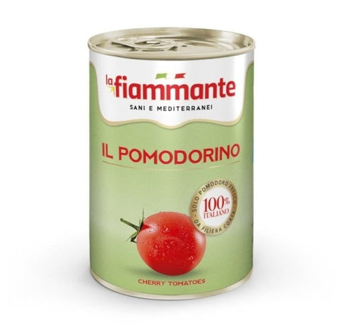 Eine Dose La Fiammante il Pomodorino ist mit dem Bild einer Kirschtomate auf dem Etikett versehen. Auf dem leuchtenden Etikett in Rot und Grün steht „Il Pomodorino“ und „100 % Italiano“. Die Dose hat oben eine Lasche zum einfachen Öffnen, perfekt, um Ihren Rezepten frisches Basikum hinzuzufügen.