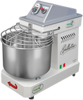 Ein professioneller Teigkneter mit einer großen Rührschüssel aus Edelstahl mit Drahtschutz, einem stabilen Sockel und Bedienknöpfen auf der Oberseite. Der Famag Grilletta IM 5 Spiralkneter 10V ist mit dem „Famag Grilletta“-Branding und Aufklebern der italienischen Flagge versehen und bietet 10 Geschwindigkeiten für präzises Mischen.