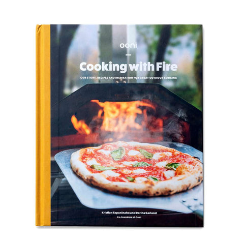 Das Kochbuch mit dem Titel „Ooni Kochbuch: Cooking with Fire“ von Kristian Tapaninaho und Darina Garland, den Mitbegründern von Ooni, wurde von Ava Verlagsauslieferung veröffentlicht. Auf dem Cover ist eine Pizza abgebildet, die in einem Holzofen gebacken wird. Im Hintergrund sind Flammen im Ofen zu sehen, die die Kunst des Kochens im Freien in ihrem Ooni Kochbuch hervorheben.