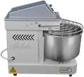 Ein weißer Famag Grilletta IM 5 Spiralkneter 10V mit einer Rührschüssel aus Metall und einer Schutzabdeckung aus Draht. Dieser Teigkneter hat eine geneigte Oberseite, ein Netzkabel und das „Famag“-Logo auf der Unterseite. Er hat 10 Geschwindigkeiten und ein Gefahrensymbol, das auf seine elektrische Beschaffenheit hinweist.