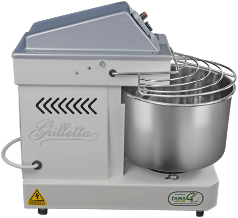 Ein weißer Famag Grilletta IM 5 Spiralkneter 10V mit einer Rührschüssel aus Metall und einer Schutzabdeckung aus Draht. Dieser Teigkneter hat eine geneigte Oberseite, ein Netzkabel und das „Famag“-Logo auf der Unterseite. Er hat 10 Geschwindigkeiten und ein Gefahrensymbol, das auf seine elektrische Beschaffenheit hinweist.