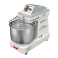 Ein silber-weißer Famag Grilletta IM 5 Spiralkneter 10V HH Standmixer in Industriequalität mit einer Edelstahlschüssel und Drahtschutzgitter. Er verfügt über rote und schwarze Bedienknöpfe auf der Oberseite, die Aufschrift „Famag Grilletta“ sowie eine kleine italienische Flagge an der Seite, was ihn perfekt für den professionellen Einsatz in der Küche macht.