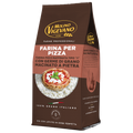 Eine braune Packung Mehl Molino Vigevano Pizzamehl 500 g. Typ1 von Molino Vigevano trägt ein Etikett mit der Aufschrift „Farina per Pizza“ neben einem Bild einer Pizza mit Tomaten und Basilikum. Der Text hebt hervor, dass das Mehl aus italienischem Weizen hergestellt und schonend mit Weizenkeim gemahlen wird, um die natürlichen Aromen zu erhalten.
