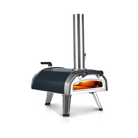 Ein tragbarer Outdoor Pizzaofen von Ooni, Modell Karu 2, mit elegantem Schwarz-Silber-Design, vier Beinen, hohem Schornstein und offener Front mit sichtbarer Flamme.