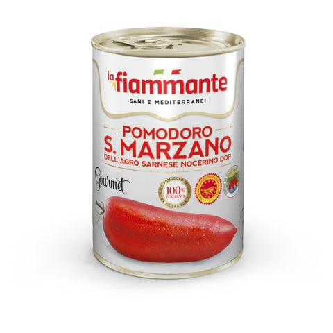 Eine Dose La Fiammante San Marzano Tomaten DOP (400g) wird ausgestellt. Auf dem Etikett steht „Pomodoro S. Marzano dell'Agro Sarnese Nocerino DOP“ und es ist eine Tomate abgebildet. Perfekt für authentische neapolitanische Pizza, das Etikett enthält außerdem die Worte „Gourmet“ und „100% italiano“.