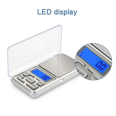 Bild einer digitalen Taschenwaage mit blauer LED-Anzeige. Die elektronische digitale Waage von Pizzalovers verfügt über eine transparente Klappabdeckung und eine Wägeplattform aus Edelstahl. Das Einschubbild vergrößert den Bildschirm und zeigt „0,0“. Der Text darüber lautet „LED-Anzeige“.