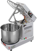 Der Famag Grilletta IM 5-S | 10V kommerzielle Pizzateigmixer in Weiß verfügt über einen kippbaren Kopf, eine offene Edelstahl-Rührschüssel und ein Bedienfeld mit Knöpfen und Reglern. Dieser Famag Grilletta Mixer verfügt über 10 Geschwindigkeitsstufen und einen transparenten Schutzschutz, alles an der Basis mit den Farben der italienischen Flagge geschmückt.