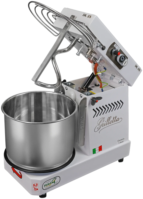 Der Famag Grilletta IM 5-S | 10V kommerzielle Pizzateigmixer in Weiß verfügt über einen kippbaren Kopf, eine offene Edelstahl-Rührschüssel und ein Bedienfeld mit Knöpfen und Reglern. Dieser Famag Grilletta Mixer verfügt über 10 Geschwindigkeitsstufen und einen transparenten Schutzschutz, alles an der Basis mit den Farben der italienischen Flagge geschmückt.