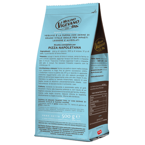 Eine blau-braune 500g-Packung Mehl Molino Vigevano Vesuvio 500 GR. Typ 0, ideal für die Herstellung neapolitanischer Pizza mit wabenförmiger Kruste. Die Verpackung enthält Zutaten, Verwendungshinweise, Nährwertangaben und einen Markentext auf Italienisch.