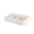 Eine weiße Plastikschale aus lebensmittelechtem Kunststoff mit sechs gleichmäßig verteilten Teigbällchen. Die Teigbällchen sind glatt und rund und liegen in der Schale. Der Hintergrund ist schlicht weiß und hebt den Inhalt ohne Ablenkung hervor. Dies ist das FUMOSA Pizzaballen-Box-Set (40x30x7) von Fumosa.