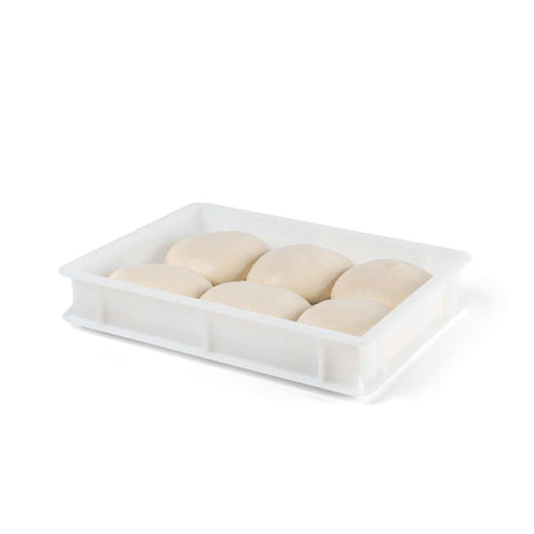 Eine weiße Plastikschale aus lebensmittelechtem Kunststoff mit sechs gleichmäßig verteilten Teigbällchen. Die Teigbällchen sind glatt und rund und liegen in der Schale. Der Hintergrund ist schlicht weiß und hebt den Inhalt ohne Ablenkung hervor. Dies ist das FUMOSA Pizzaballen-Box-Set (40x30x7) von Fumosa.