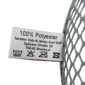 Nahaufnahme eines Stoffetiketts auf einem Netzmaterial für das Teiger Teigreinigungstuch (Doppelpack) von Pizzalovers. Auf dem Etikett steht „100 % Polyester“ und die Kontaktdaten der Torsten Volz & Heiko Karl GbR mit Sitz in der Spöcker Straße 33, 76646 Bruchsal. Als ideales Reinigungstuch für die Küche konzipiert, enthält es Wäschesymbole für Waschanweisungen.