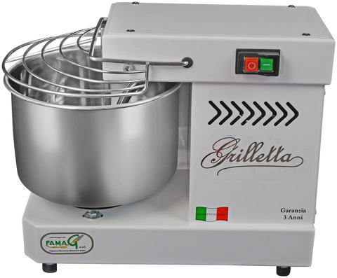 Der Famag Grilletta IM 5 Spiralkneter ist ein weißer Küchenmixer in Industriequalität mit einer Rührschüssel aus hochwertigem Edelstahl und einem Schutzgitter aus Stahldraht. Auf der Vorderseite ist das „Grilletta“-Logo mit einem Emblem der italienischen Flagge, einem Hinweis auf eine 3-jährige Garantie und Einschaltknöpfen oben rechts zu sehen. Auf der Unterseite befindet sich ein Famag Grilletta-Markenetikett.