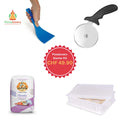 Abbildung zeigt das Pizzalovers Starter Kit von Pizzalovers zum Preis von CHF 49.90. Das Kit enthält einen blauen Teigschaber, einen Pizzaschneider mit schwarzem Griff, 1 kg Caputo „Nuvola“-Mehl und einen durchsichtigen Kunststoffbehälter für den Teig – alles, was Sie für die perfekte Pizza brauchen. Das Pizzalovers-Logo befindet sich oben links.