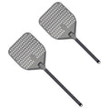 Zwei graue Fliegenklatschen aus Kunststoff mit perforiertem, rechteckigem Kopf und langen, schwarzen Griffen ähneln den Mini-Pizzaschaufeln aus Aluminium von Pizzalovers. Die Fliegenklatschen sind diagonal angeordnet, wobei die Griffe zur unteren rechten Ecke zeigen. Der Hintergrund ist weiß.