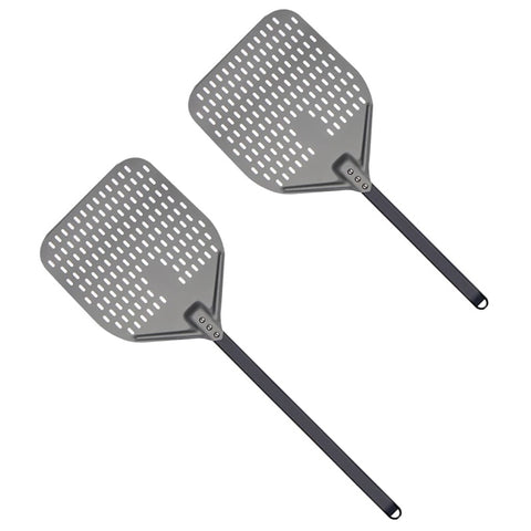 Zwei graue Fliegenklatschen aus Kunststoff mit perforiertem, rechteckigem Kopf und langen, schwarzen Griffen ähneln den Mini-Pizzaschaufeln aus Aluminium von Pizzalovers. Die Fliegenklatschen sind diagonal angeordnet, wobei die Griffe zur unteren rechten Ecke zeigen. Der Hintergrund ist weiß.