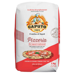 Ein 1-kg-Beutel „Mulino Caputo Pizzeria Mehl“ mit einer rot-weiß-goldenen Verpackung, auf der ein Pizza-Motiv und das Koch-Logo abgebildet sind. Der Text hebt „Weichweizenmehl Typ 00“ hervor, das sich ideal für traditionelle Teige eignet und perfekt für neapolitanische Pizza ist.