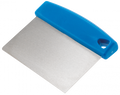 Ein Pizzalovers Teigschneider mit Edelstahlklinge 8x15cm mit einer Edelstahlklinge und einem blauen Kunststoffgriff, ausgestattet mit einem Loch zum Aufhängen.