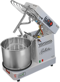Ein kommerzieller Teigmixer der Marke „Famag Grilletta“ verfügt über eine Edelstahlschüssel, elektronische Bedienelemente und ein weißes Äußeres. Das Modell Famag Grilletta IM 5-S | 10V | kippbarer Kopf | HH verfügt über einen Hebearm mit verschiedenen Aufsätzen. Die Basis ist mit kleinen Flaggen und dem Logo der Marke verziert, während ein offenes Fach die interne Verkabelung und die Komponenten zeigt.