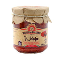 Ein Glas „Delizie di Calabria Nduja Calabrese im Glas (Streichsalami),“ eine würzige streichfähige Schweinefleischpastete aus Kalabrien, Italien. Das Glas ist mit einem braunen Papierdeckel verschlossen, der mit einer Schnur zusammengebunden ist. Das Etikett gibt an, dass es sich um eine 180 g (6,35 oz) Streichsalami handelt. Das Design ist in den Farben Rot und Weiß mit Chili-Grafiken gestaltet.