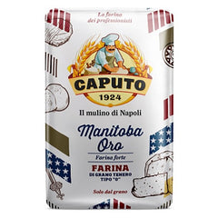 Packung Caputo Mehl Manitoba, mit einer Abbildung eines Bäckers mit Weizen- und Brotmotiven. Der Text lautet: „Caputo 1924“, „Il mulino di Napoli“, „Manitoba Oro“, „Farina forte“ und „Farina di grano tenero tipo '0'“, was auf einen hohen Glutengehalt hinweist, mit dekorativen Streifen und Sternen.