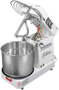 Der Famag Grilletta IM 5-S - kippbarer Kopf ist ein industrieller Teigkneter mit einer Edelstahlschüssel und dem bekannten Famag Grilletta Spiralmechanismus. Er verfügt über ein Bedienfeld und verschiedene Hebel, und auf dem Sockel ist stolz die italienische Flagge zu sehen, die seine Herkunft bestätigt. Dieser weiße Mixer verfügt über ein robustes Design, das all Ihre Teigmaschinenanforderungen erfüllt.