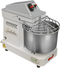 Der Famag Grilletta IM 5 Spiralkneter 10V HH ist ein professioneller Teigkneter mit einer großen Edelstahlschüssel, einem Schutzgitter und einem Bedienfeld mit roten und schwarzen Schaltern. Die Maschine ist weiß und trägt die Marke „Famag Grilletta“, komplett mit Sicherheits- und Richtungspfeilen.