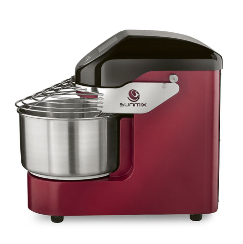 Eine rot-schwarze Küchenmaschine, Teil der Sunmix EVO6 Line Professionelle Teigmaschine mit Touchscreen, mit einer Metallrührschüssel und einem angebrachten Schneebesen-Zubehör. Auf der Seite der Maschine ist der Markenname „Sunmix“ aufgedruckt. Sie wurde für die Leistung professioneller Spiralknetmaschinen entwickelt und steht stilvoll auf einer flachen Oberfläche.