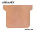 Der Fiesoli Terracotta Pizzastein für Ooni Koda 16 ist eine flache, rechteckige Fliese mit abgerundeten Ecken und dezenten Seitenrändern, ideal für neapolitanische Pizza. Das Bild zeigt das Fiesoli-Logo und "spessore 15 mm", was auf die Stärke von 15 mm hinweist.