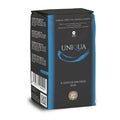 Eine Packung Molino Dallagiovanna Uniqua Blu Mehl vor weißem Hintergrund. Die Tüte ist überwiegend schwarz mit blauen Akzenten und enthält einen italienischen Text, der das Produkt beschreibt. Auf der Vorderseite sind der Markenname Molino Dallagiovanna, ein Logo und ein QR-Code zu sehen. Die Aufschrift lautet „Farina Tipo 1 Da Grano Lavato“.