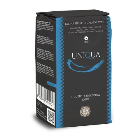Eine Packung Molino Dallagiovanna Uniqua Blu Mehl vor weißem Hintergrund. Die Tüte ist überwiegend schwarz mit blauen Akzenten und enthält einen italienischen Text, der das Produkt beschreibt. Auf der Vorderseite sind der Markenname Molino Dallagiovanna, ein Logo und ein QR-Code zu sehen. Die Aufschrift lautet „Farina Tipo 1 Da Grano Lavato“.