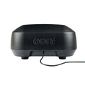 Ein schwarzer Ooni Volt 12 Elektro-Pizzaofen, von hinten gezeigt, zeigt ein schlankes und modernes Design mit einem glatten, abgerundeten Äußeren. Das Wort „Ooni“ sticht in Weiß deutlich auf der Rückseite hervor. Ein Netzkabel verläuft von der Unterseite und kann an eine 230-V-Steckdose angeschlossen werden, um drinnen perfekte neapolitanische Pizzen zuzubereiten.