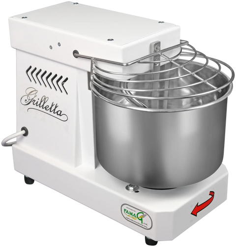 Der Famag Grilletta IM 5 Spiralkneter ist eine weiße elektrische Küchenmaschine mit einer hochwertigen Edelstahl-Rührschüssel und einem Drahtschutzgitter. Er trägt das „Famag“-Logo an der unteren Vorderseite und besticht durch ein schlankes, modernes Design mit einem Richtungspfeil, der die Drehung anzeigt.
