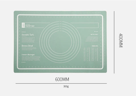 Eine grüne Silikonmatte von Pizzalovers für Gebäck mit den Maßen 600 mm x 400 mm und einem Gewicht von 300 g. Sie verfügt über Maßmarkierungen an den Rändern, konzentrische Kreise in der Mitte und aufgedruckte Rezepte für Schokoladentörtchen, Bananenbrot und Zitronen-Baiser auf der linken Seite – ein Muss für jeden Home-Pizza-Liebhaber.
