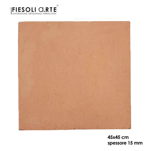 Eine quadratische Terrakotta-Fliese, der „Fiesoli Terracotta Pizzastein quadratisch 45 x 45 cm für Backofen und Grill“, ist vor einem weißen Hintergrund abgebildet. Dieser lebensmittelechte Stein eignet sich perfekt zum Backen von neapolitanischer Pizza und misst 45 x 45 cm bei einer Dicke von 15 mm. In der oberen linken Ecke sind das Fiesoli-Logo und die Produktbeschreibung zu sehen.