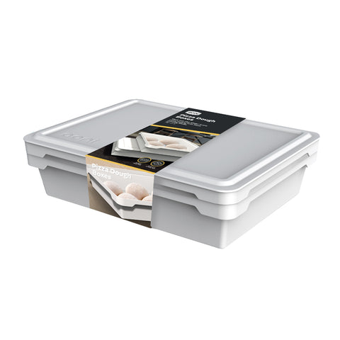 Ein Set aus zwei weißen Ooni Pizzateigboxen mit Deckel, zusammen verpackt. Die Verpackung zeigt ein Bild der Boxen mit Pizzateig darin und hebt ihr stapelbares Design hervor. Das Produktbranding und etwas Text sind auf dem Etikett sichtbar.