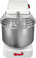 Der Famag Grilletta IM 5 Spiralkneter ist ein großer, industrieller Standmixer mit einer hochwertigen Edelstahlschüssel, einem Schutzgitter aus Metall und einem weißen Sockel. Ein roter Pfeil auf dem Sockel zeigt die Drehrichtung an. Dieser professionelle Spiralkneter ist perfekt für alle Ihre Mixanforderungen.