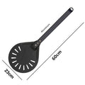 Eine schwarze, runde Pizzaschaufel mit Schlitzen und langem Griff mit der Aufschrift „Aluminium“. Dieser Pizzawender (Drehen) von Pizzalovers hat einen runden Kopf mit 23 cm Durchmesser und eine Länge von 60 cm für die gesamte Schaufel.