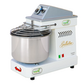 Ein weißer industrieller Famag Grilletta IM 5 Spiralkneter 10V mit einer Rührschüssel aus Edelstahl und Schutzgitter. Die Teigmaschine verfügt über ein Bedienfeld mit Schaltern und einem „Famag Grilletta“-Logo. Der Körper des Mixers hat einen dekorativen Text, einen Aufkleber mit der italienischen Flagge und verfügt über 10 Geschwindigkeiten.