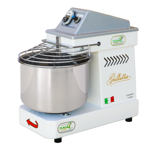 Ein weißer industrieller Famag Grilletta IM 5 Spiralkneter 10V mit einer Rührschüssel aus Edelstahl und Schutzgitter. Die Teigmaschine verfügt über ein Bedienfeld mit Schaltern und einem „Famag Grilletta“-Logo. Der Körper des Mixers hat einen dekorativen Text, einen Aufkleber mit der italienischen Flagge und verfügt über 10 Geschwindigkeiten.
