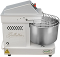 Ein weißer Famag Grilletta IM 5 Spiralkneter 10V HH mit Edelstahlschüssel und Schutzgitter, konzipiert für den professionellen Einsatz. Die Maschine hat ein oben angebrachtes Bedienfeld mit Tasten und einem Logo mit der Aufschrift „Grilletta“ an der Seite. Auf der Unterseite befindet sich ein gelber Warnaufkleber und auf der Vorderseite das Fama-Logo.