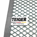 Nahaufnahme eines Netzmaterials mit grauem Rand und einem weißen Stoffetikett. Auf dem Etikett steht in fetten schwarzen Buchstaben „Teiger Teigreinigungstuch (Doppelpack)“, darunter die Farben der deutschen Flagge und darunter „Made in Germany“. Es ist ideal zum Reinigen von Backutensilien und entfernt mühelos Teigrückstände. Präsentiert von Pizzalovers.