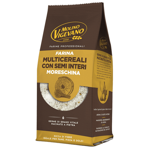 Eine braun-goldene Packung Mehl Molino Vigevano Moreschina 500 GR von Molino Vigevano. Auf dem Etikett ist ein Bild von Vollkornmehl zu sehen, das darauf hinweist, dass es aus hochwertigstem Getreide steingemahlen und ballaststoffreich ist, perfekt für die Herstellung von Brot, Pizza und Desserts.